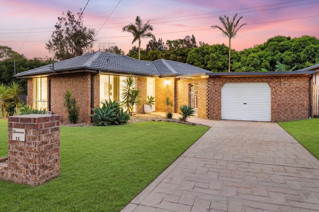 15 BANKS CL, BATEAU BAY, NSW 2261