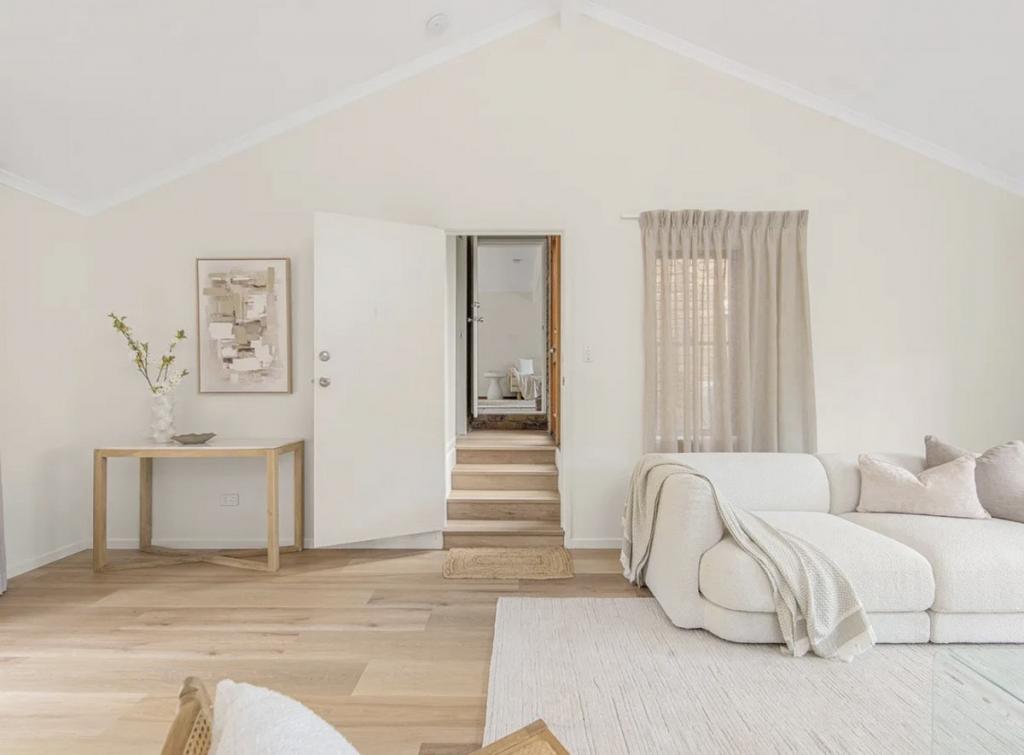 1 EVANS CT, MOUNT OMMANEY, QLD 4074