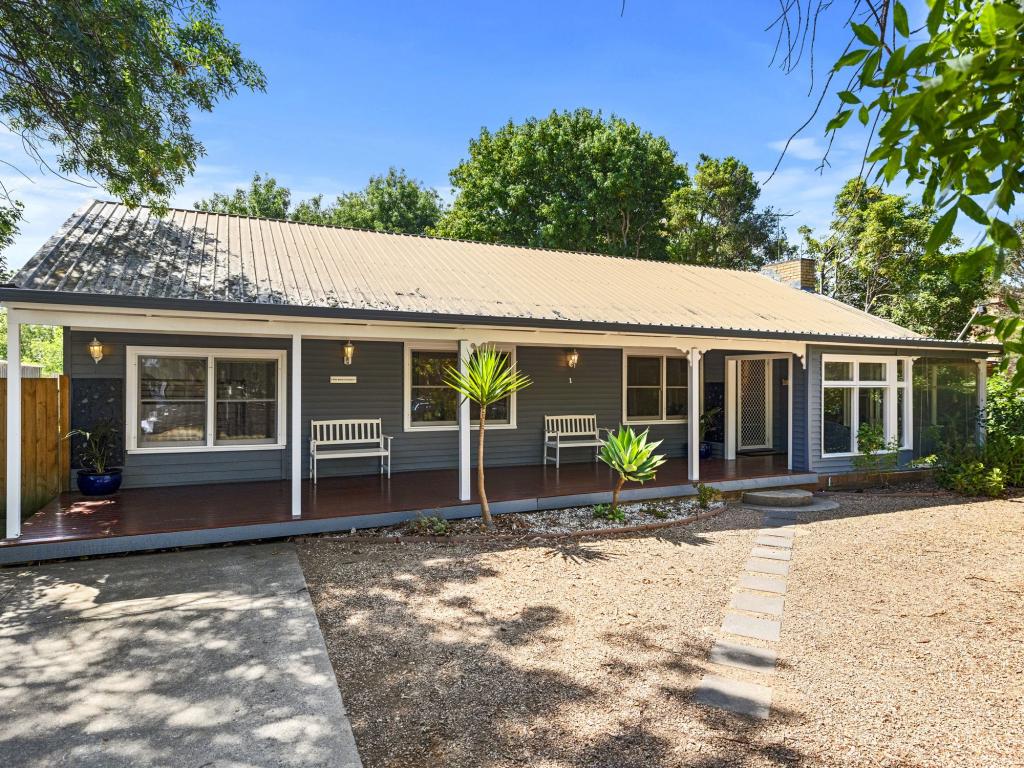 1 Douglas Rd, Cowes, VIC 3922