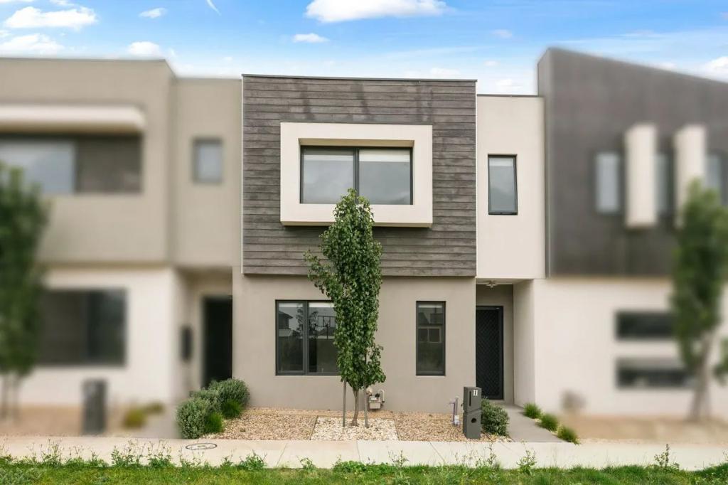 11 Waragreen Walk, Mickleham, VIC 3064