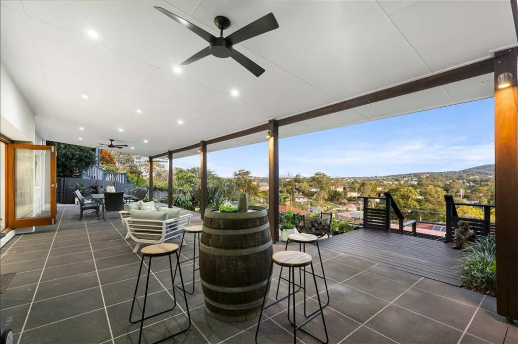 1074 South Pine Rd, Everton Hills, QLD 4053