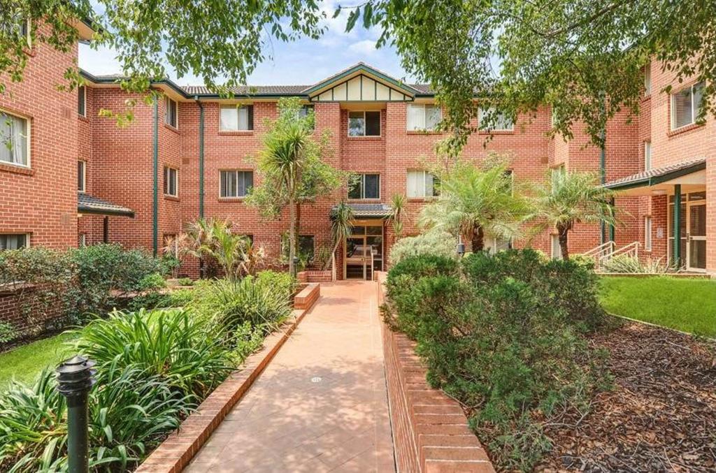 13/2 Bellbrook Ave, Hornsby, NSW 2077