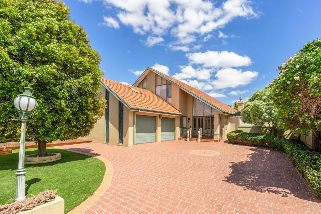 13 BLAXLAND PL, TAYLORS LAKES, VIC 3038