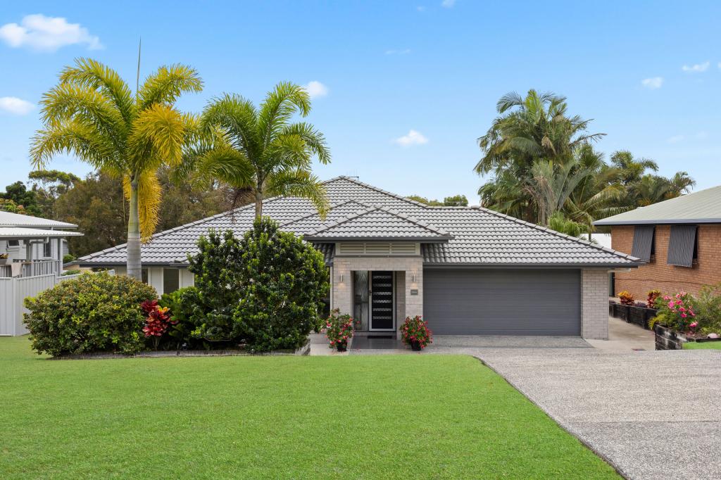 15 Manooka Dr, Rainbow Beach, QLD 4581