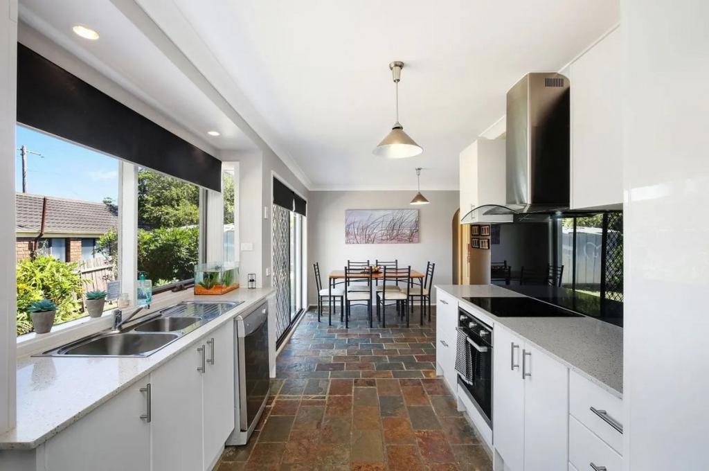 1 Peta Cl, Bateau Bay, NSW 2261