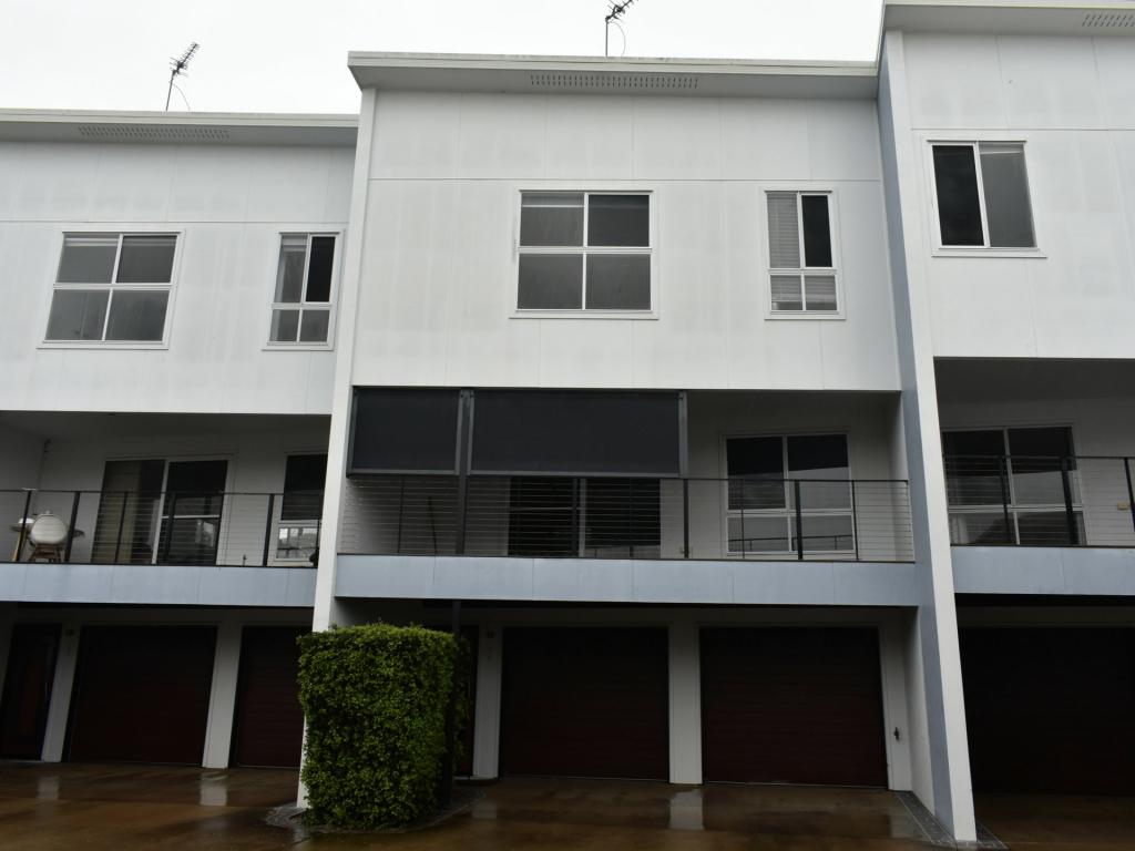 2/30 BEACH AVE, TANNUM SANDS, QLD 4680