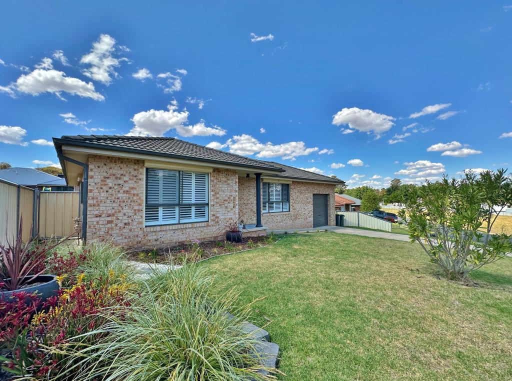 7 Hargreaves Cres, Young, NSW 2594