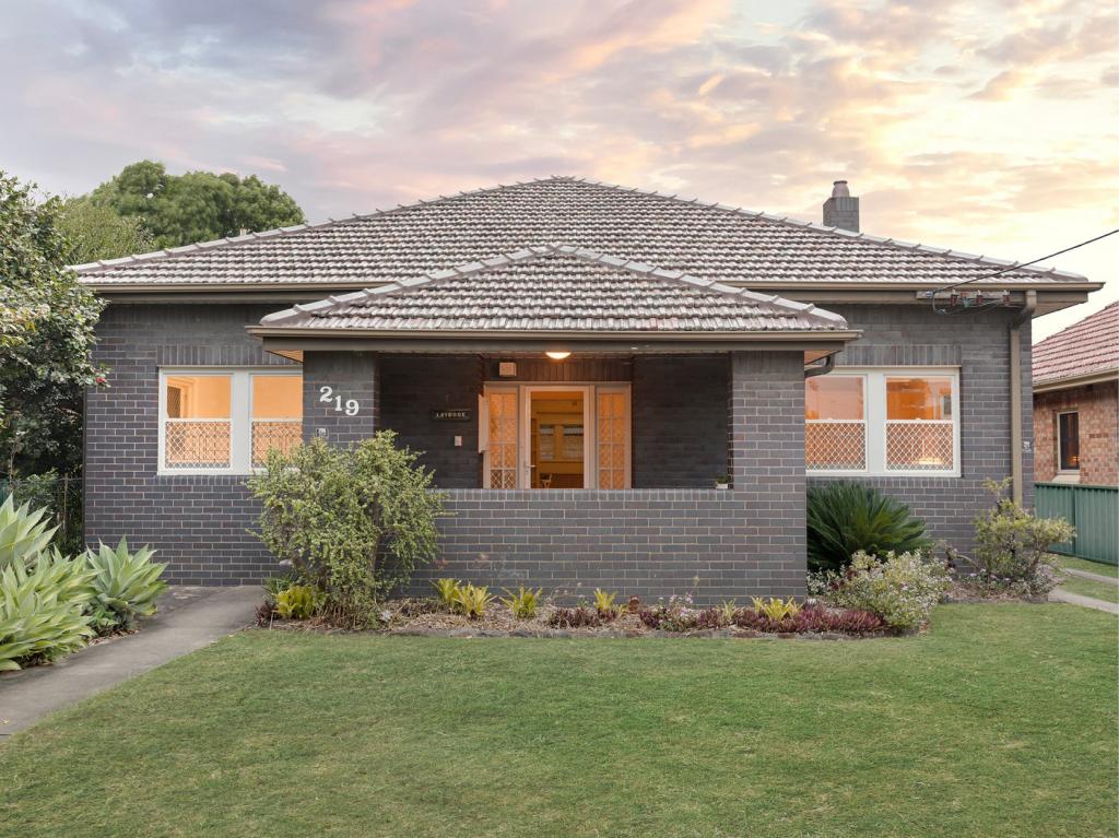 219 Parkway Ave, Hamilton South, NSW 2303