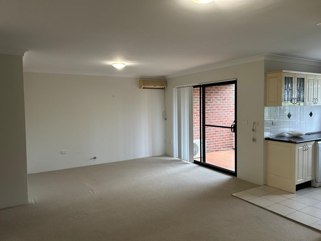 27/2 MULLA RD, YAGOONA, NSW 2199