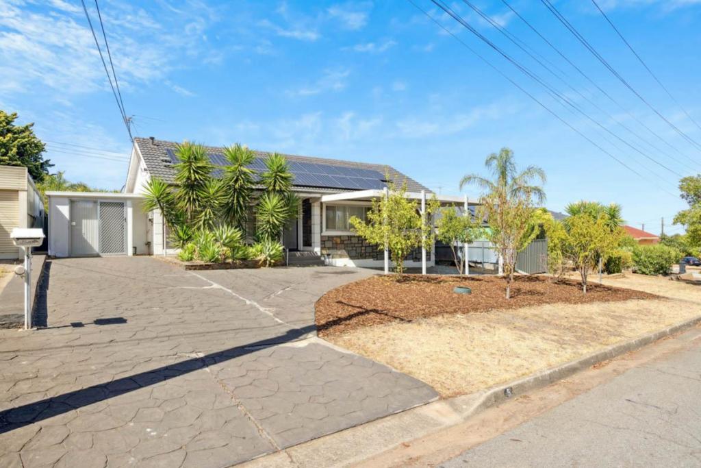 5 Phillips Ave, Para Hills, SA 5096