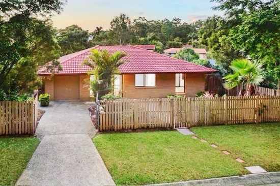 15 Bassett St, Holland Park, QLD 4121