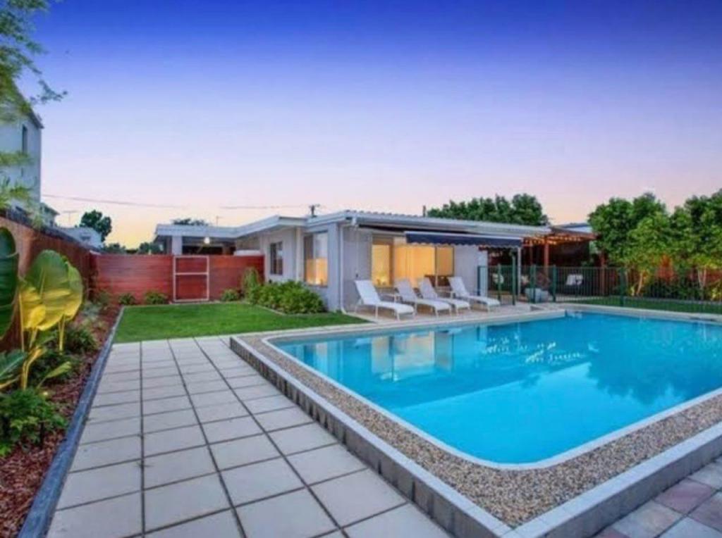 20 Boongala Rd, Broadbeach Waters, QLD 4218