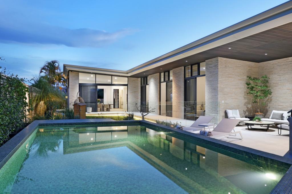 27 Manakin Ave, Burleigh Waters, QLD 4220