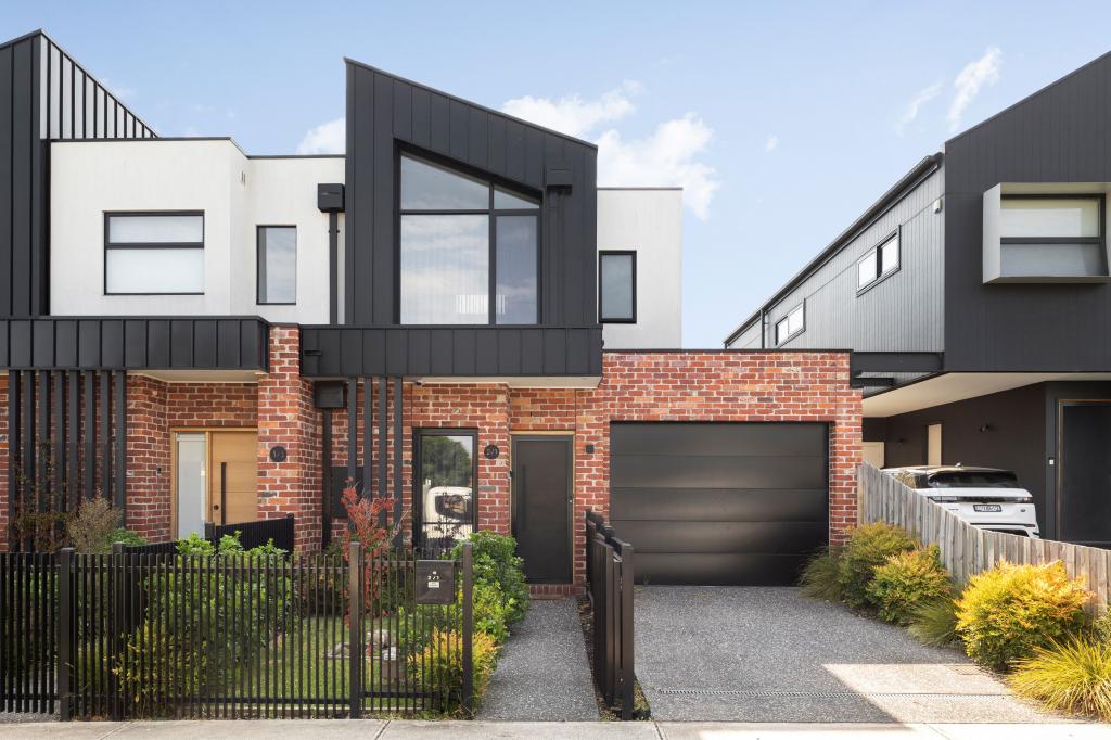 2/1 MARITANA AVE, RESERVOIR, VIC 3073