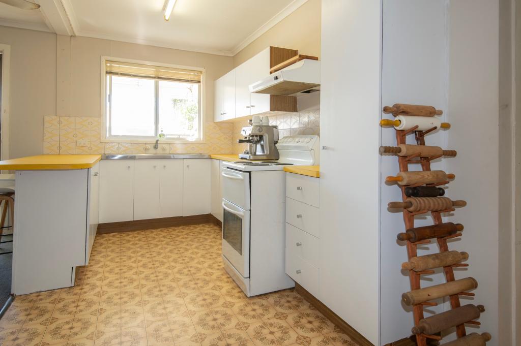 36 Warren St, Goovigen, QLD 4702