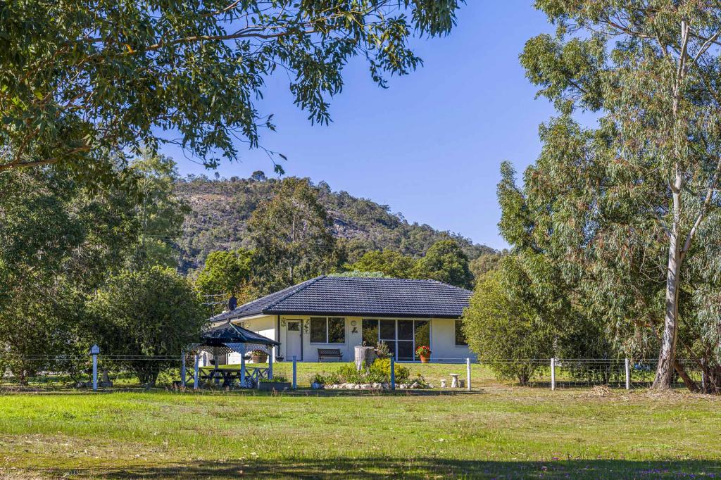 8 Chatfield Rd, Serpentine, WA 6125