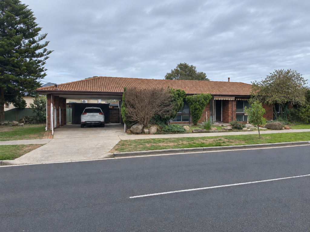 2 DERRIMUT RD, EPSOM, VIC 3551