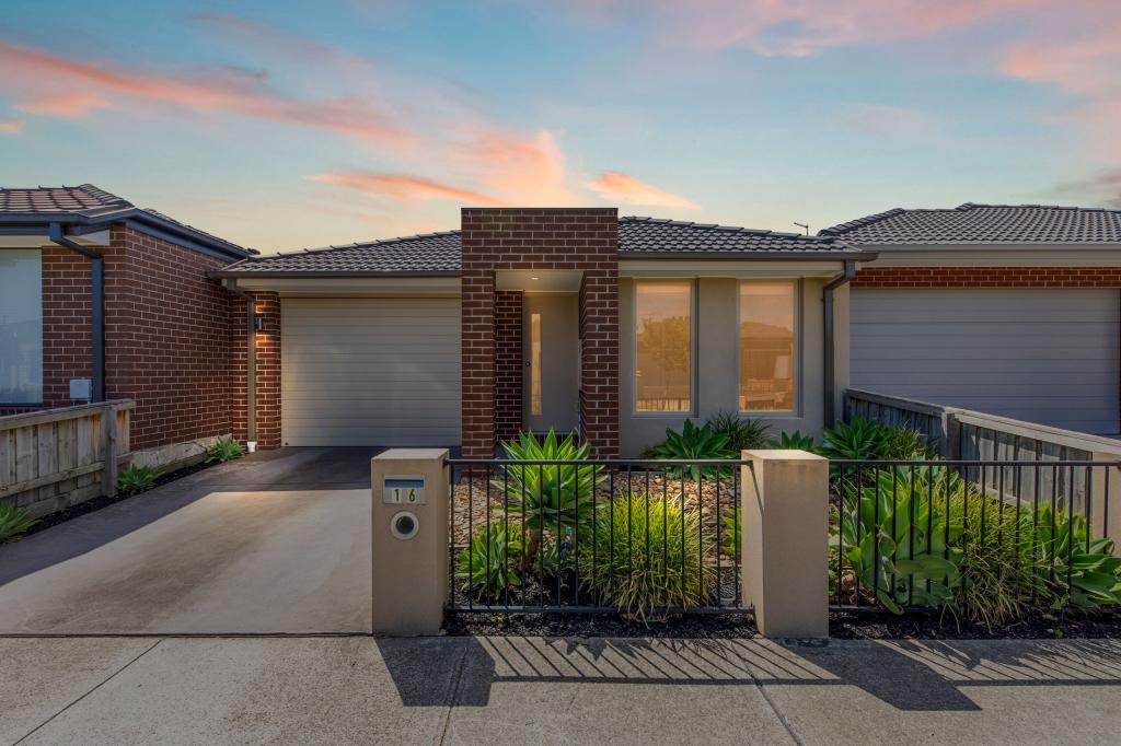 16 Newbury St, Pakenham, VIC 3810