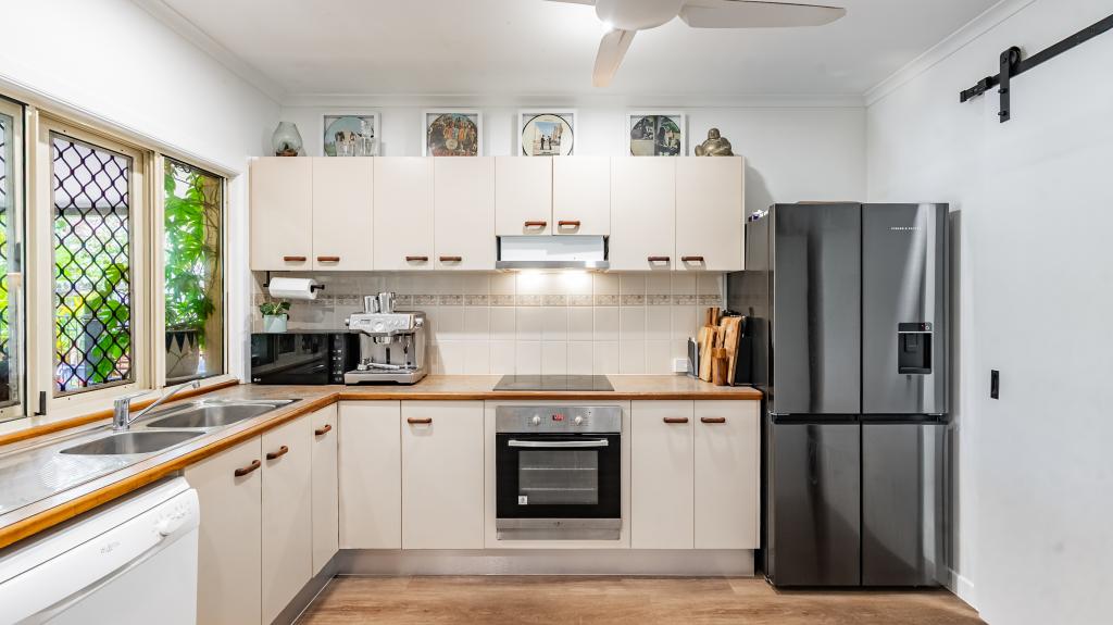 4 Trappes Ct, Mooroobool, QLD 4870