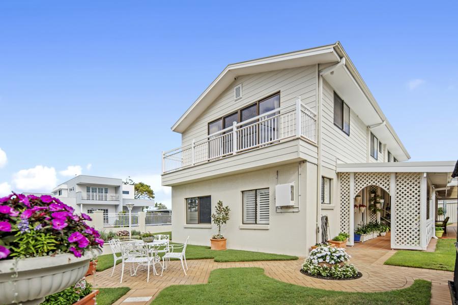 219 Sunshine Bvd, Mermaid Waters, QLD 4218