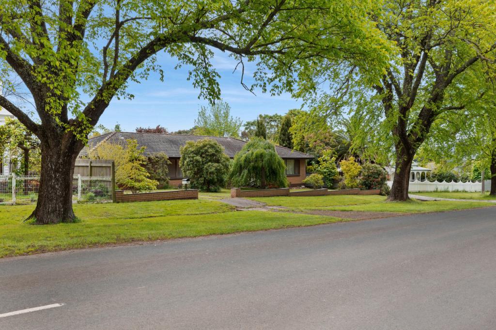 33 Raglan St, Lancefield, VIC 3435