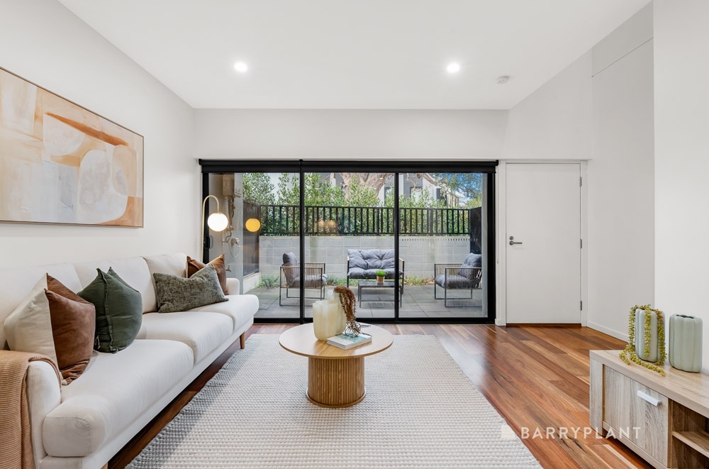 16 SHARP CCT, MILL PARK, VIC 3082