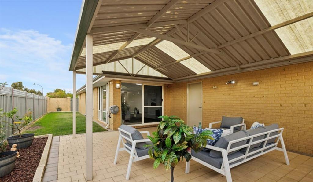 2 Pearl Lane, Piara Waters, WA 6112