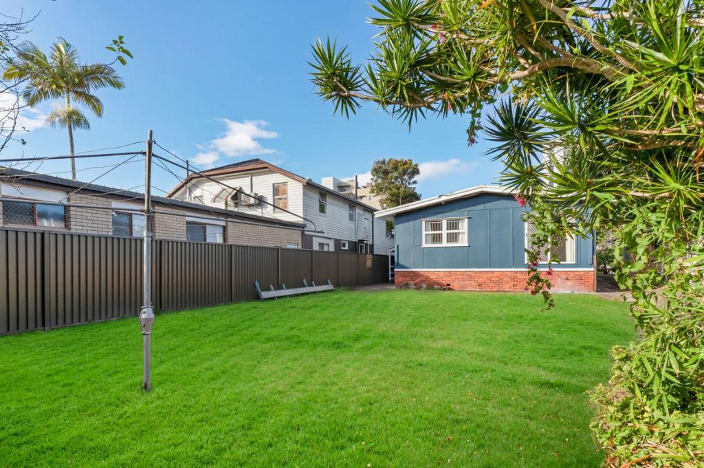 8 Sunshine Pde, Miami, QLD 4220