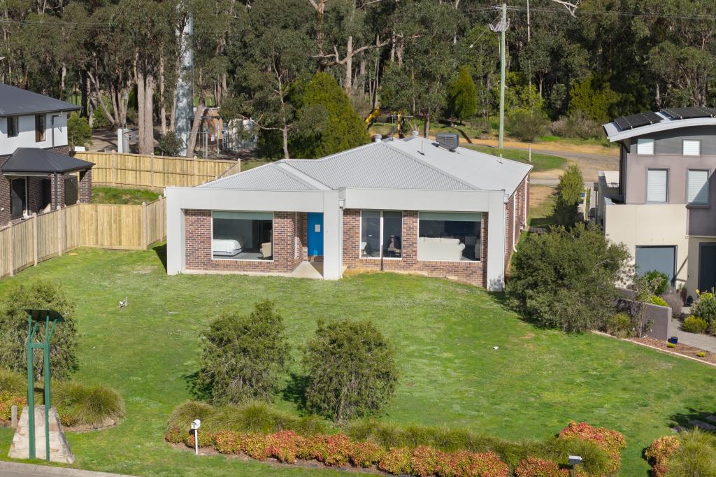 4 LAKESIDE DR, CRESWICK, VIC 3363