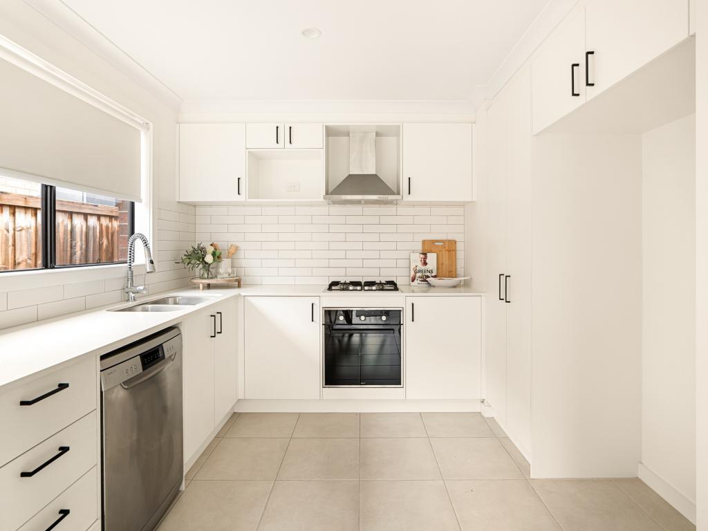 69 Blue Lily Cct, Junction Village, VIC 3977
