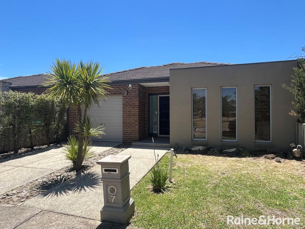 7 GARNET WAY, TAYLORS HILL, VIC 3037