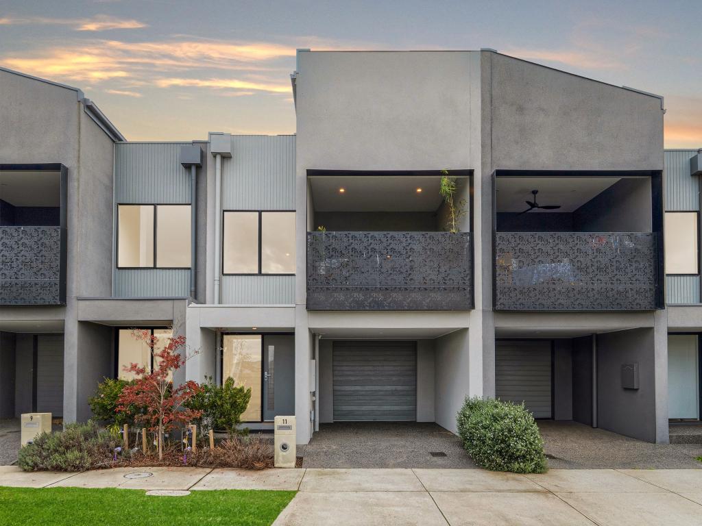 11 Charisma Cct, Cranbourne South, VIC 3977
