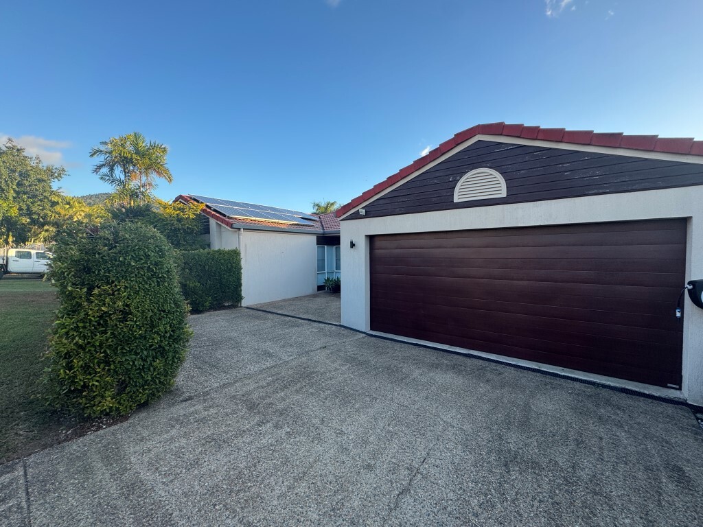 14 Valley Dr, Cannonvale, QLD 4802