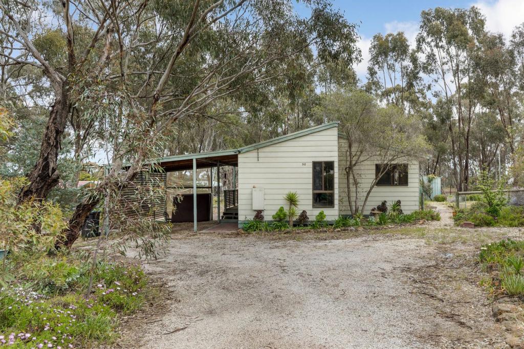 30 RENNIE ST, HUNTLY, VIC 3551