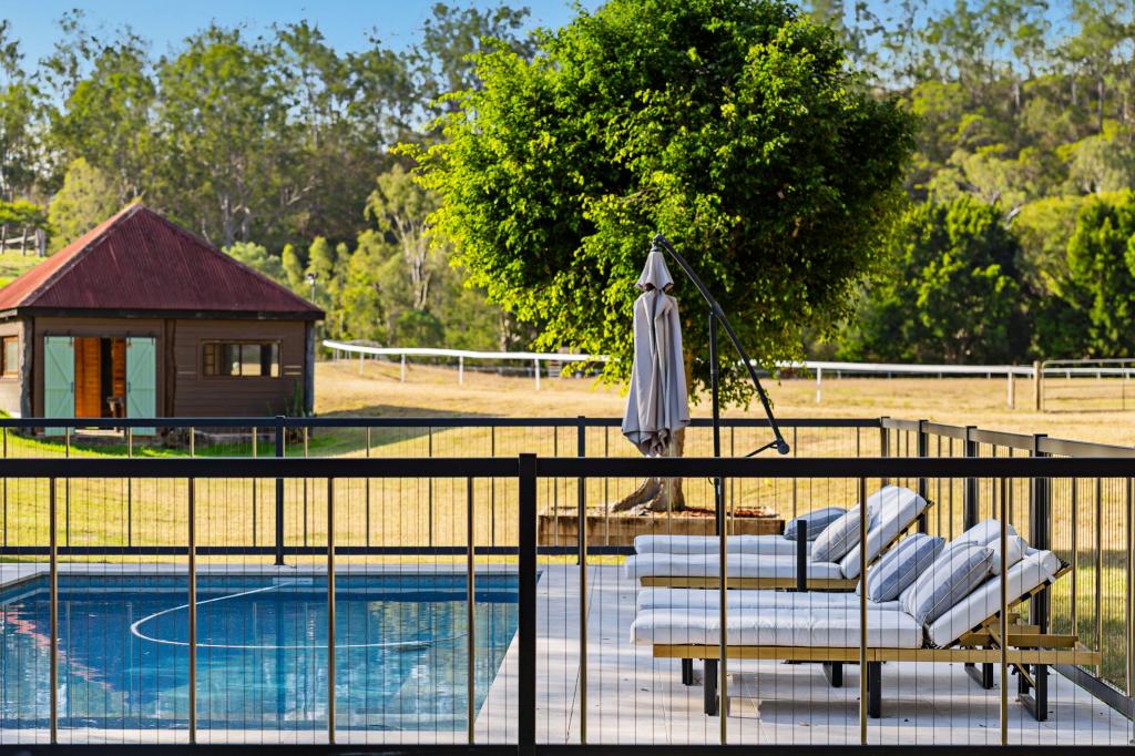 100 Waverley Rd, Lake Manchester, QLD 4306