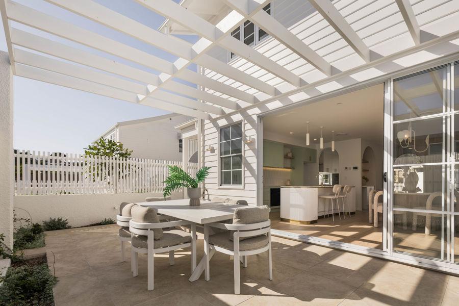 16 HIPWOOD AVE, COORPAROO, QLD 4151