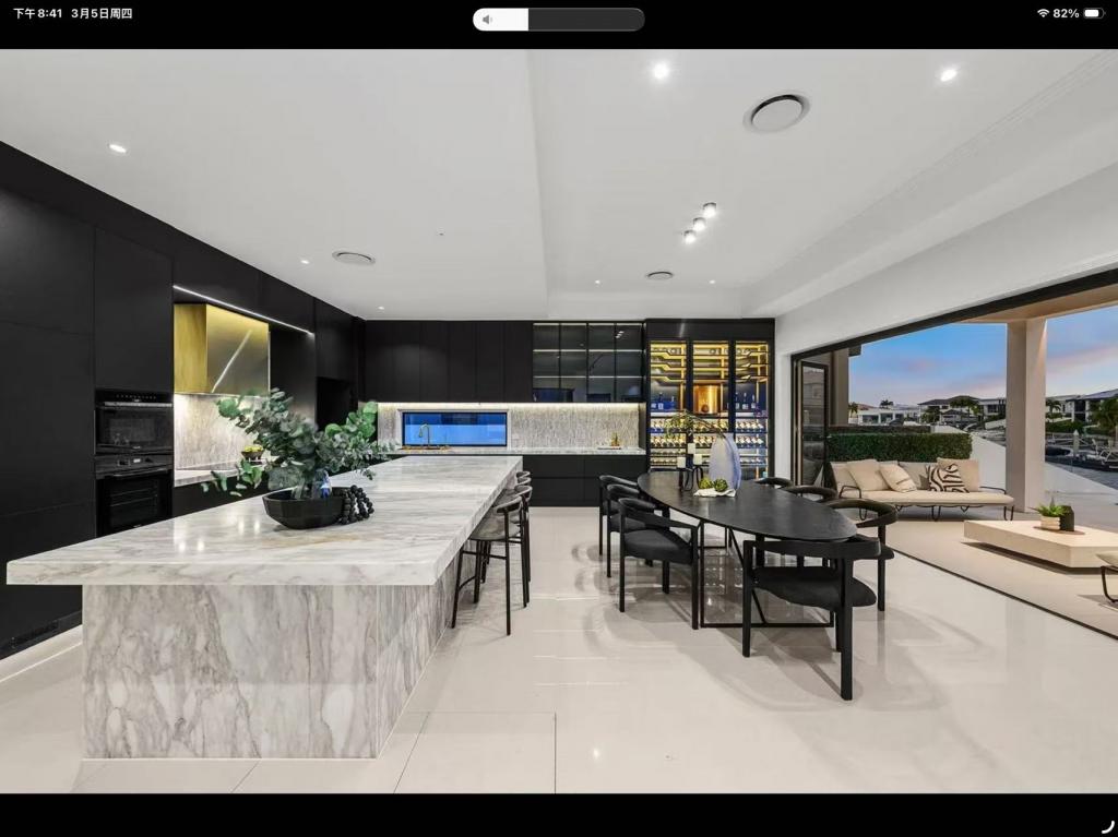5 Royal Allbert Cres, Paradise Point, QLD 4216