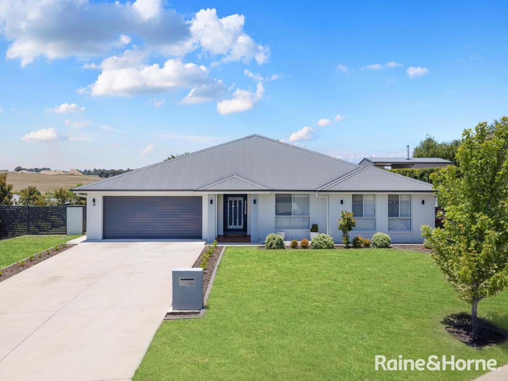 37 COOLABAH CL, KELSO, NSW 2795