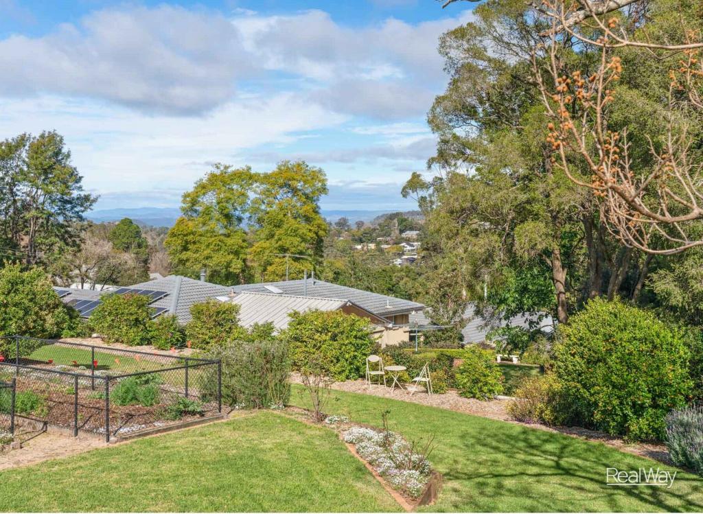 6 Warana Ave, Mount Lofty, QLD 4350