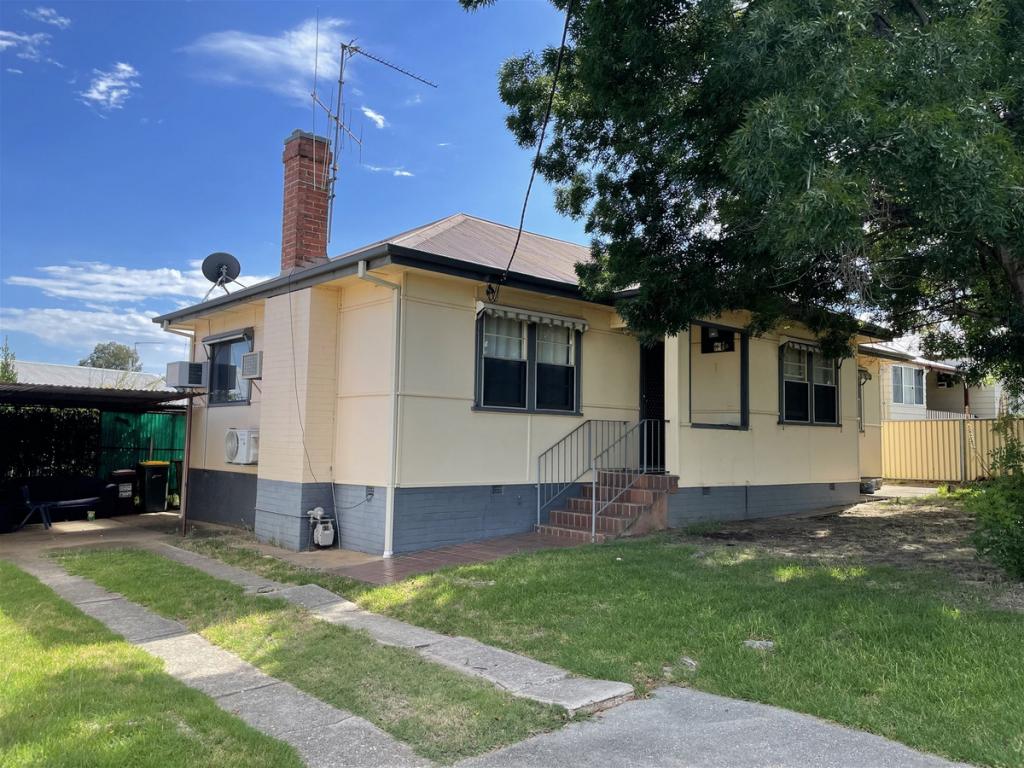 12 WAUGOOLA ST, COWRA, NSW 2794