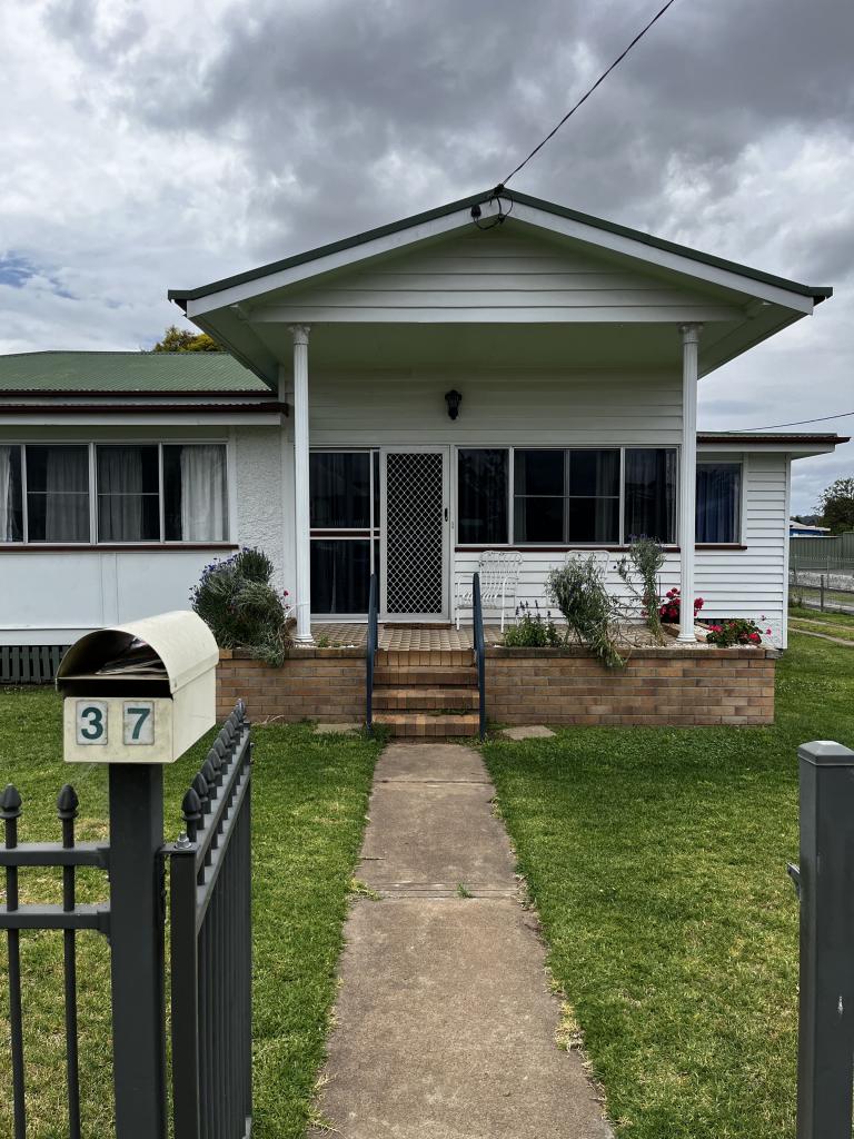 37 Pratten St, Warwick, QLD 4370