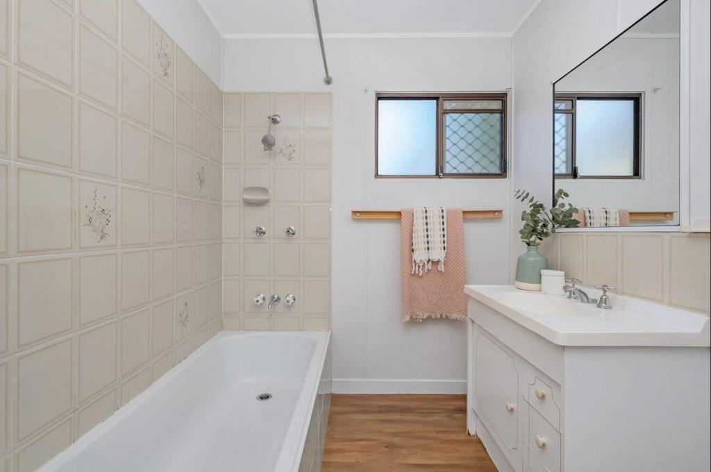 1390 Riverway Dr, Kelso, QLD 4815