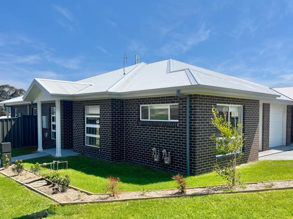 8 KIRRA RD, MORISSET, NSW 2264