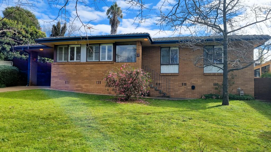 7 Crichton Cres, Young, NSW 2594