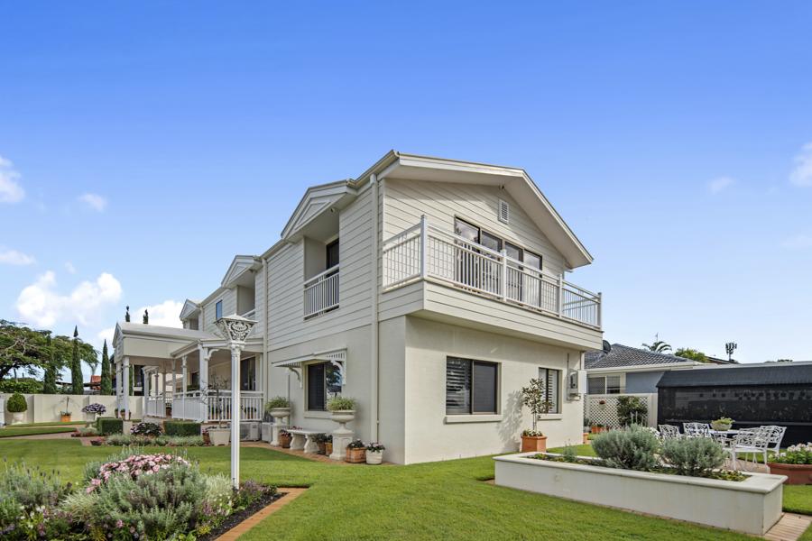 219 Sunshine Bvd, Mermaid Waters, QLD 4218