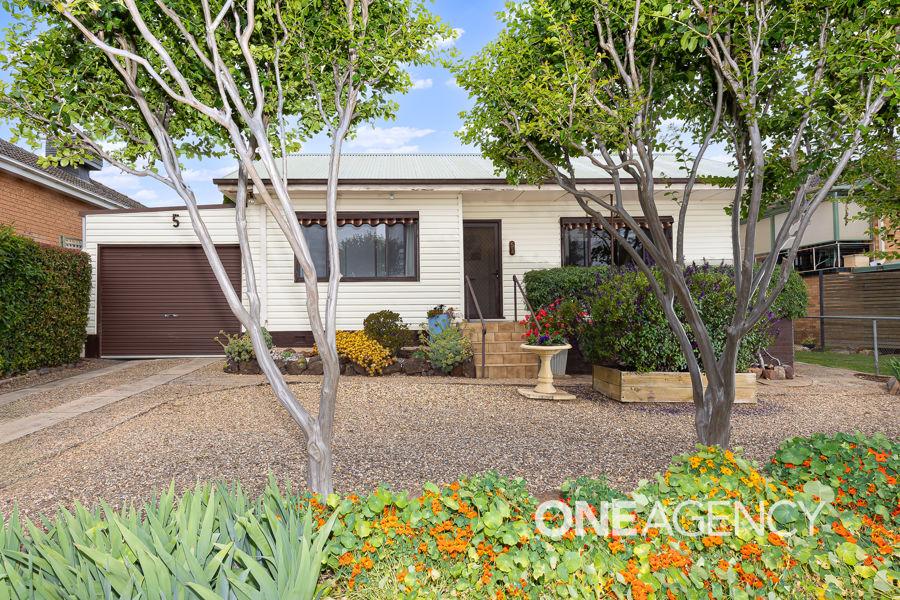 5 KOORA PL, MOUNT AUSTIN, NSW 2650