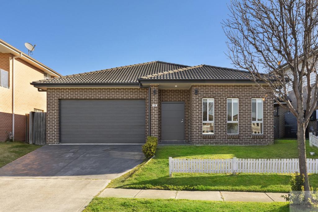 19 Medallist Pde, Colebee, NSW 2761