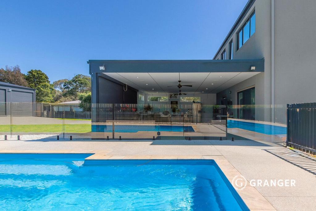 4 CRESTWOOD DR, ROSEBUD, VIC 3939