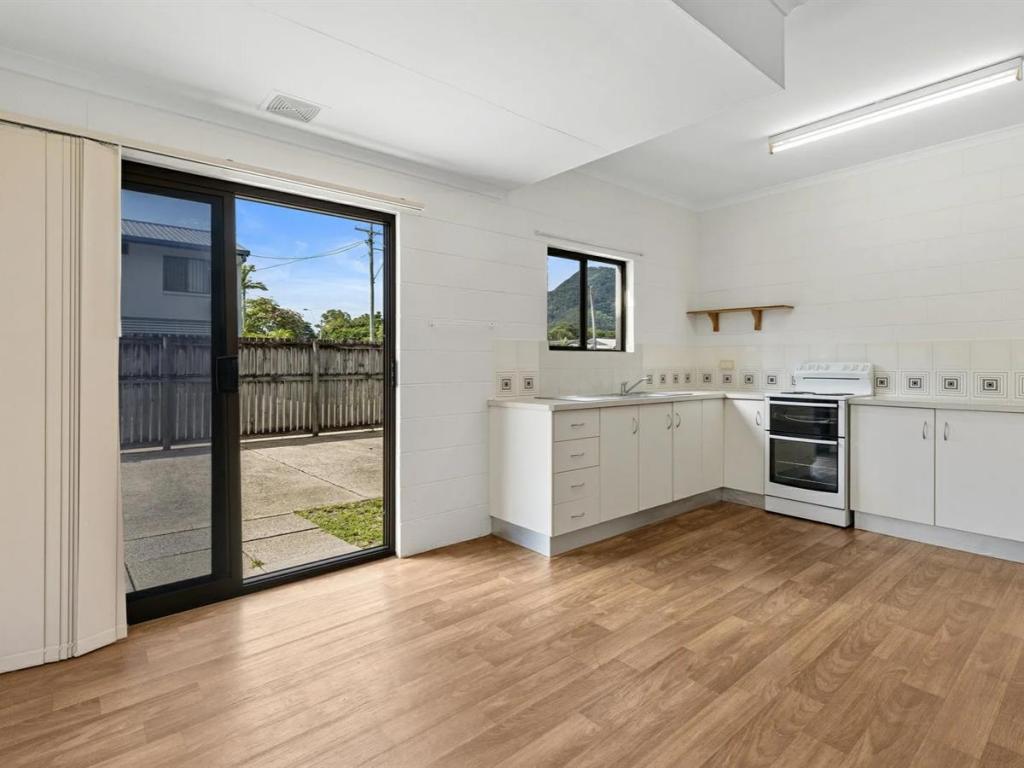 2/112 WINDARRA ST, WOREE, QLD 4868