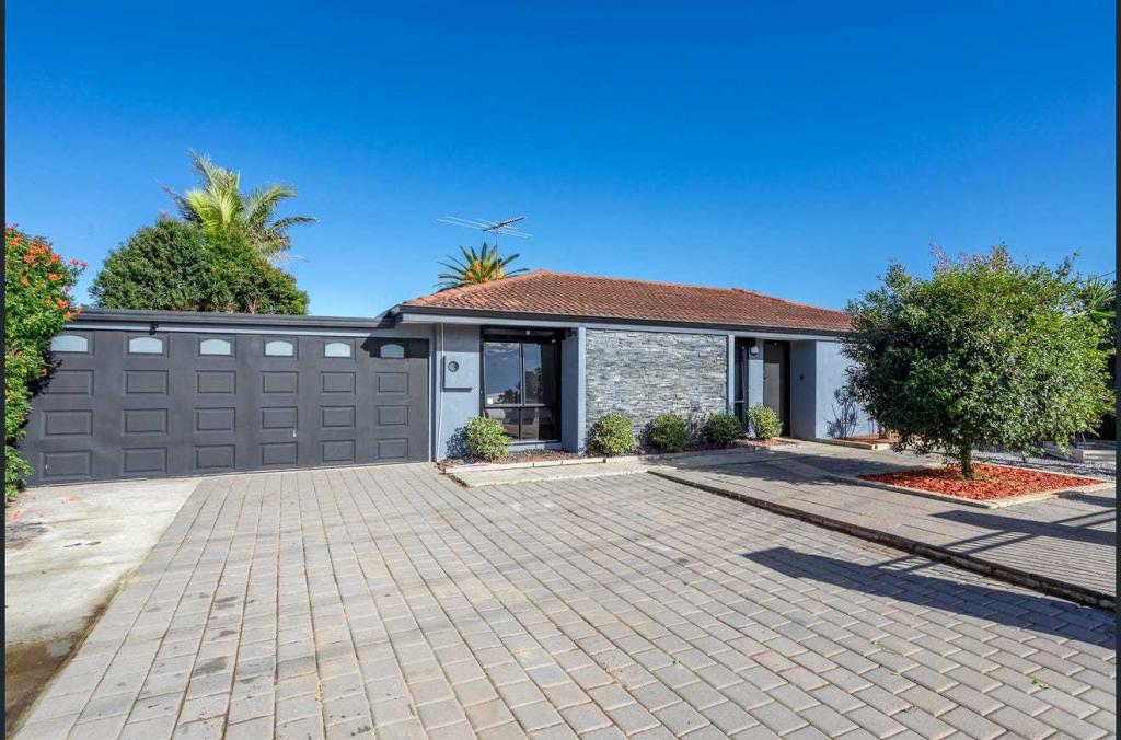 16 Tomlinson Pl, Armadale, WA 6112